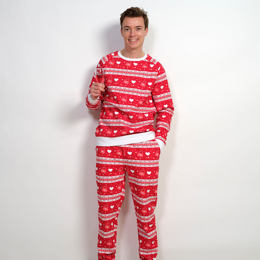 En smilende mand i et valentinessæt.